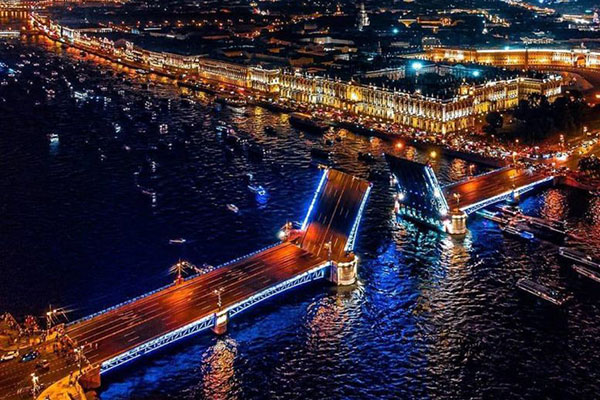 Разводка мостов с палубы катера повышенной комфортности в Санкт-Петербурге