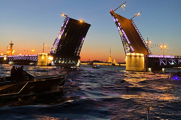 Развод мостов на катере «Новик» в Санкт-Петербурге