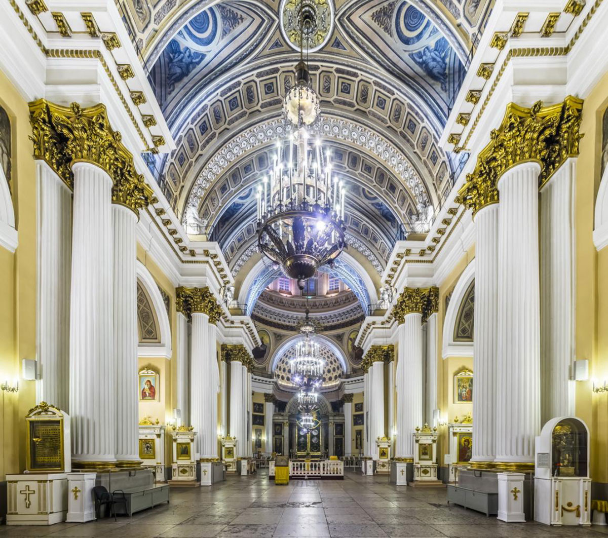 Внутреннее убранство Свято-Троицкого собора Александро-Невской лавры