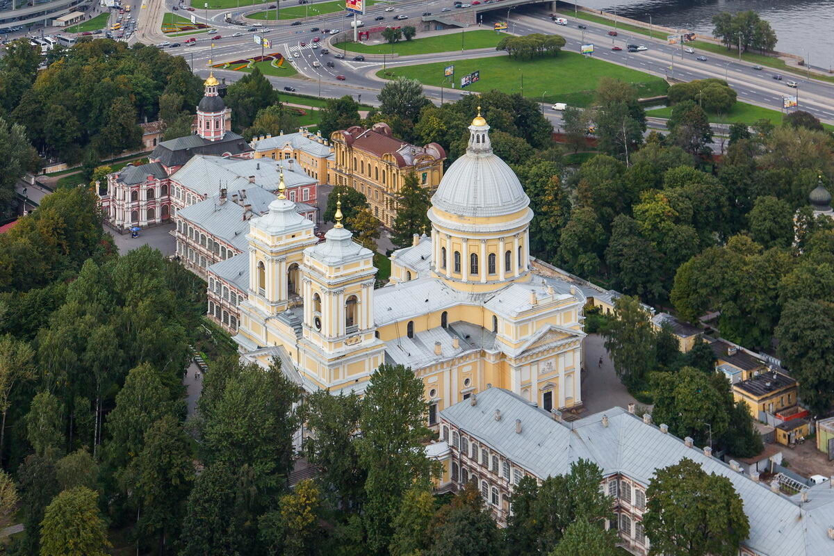 Троицкий собор Александро-Невской лавры в Санкт-Петербурге вид сверху