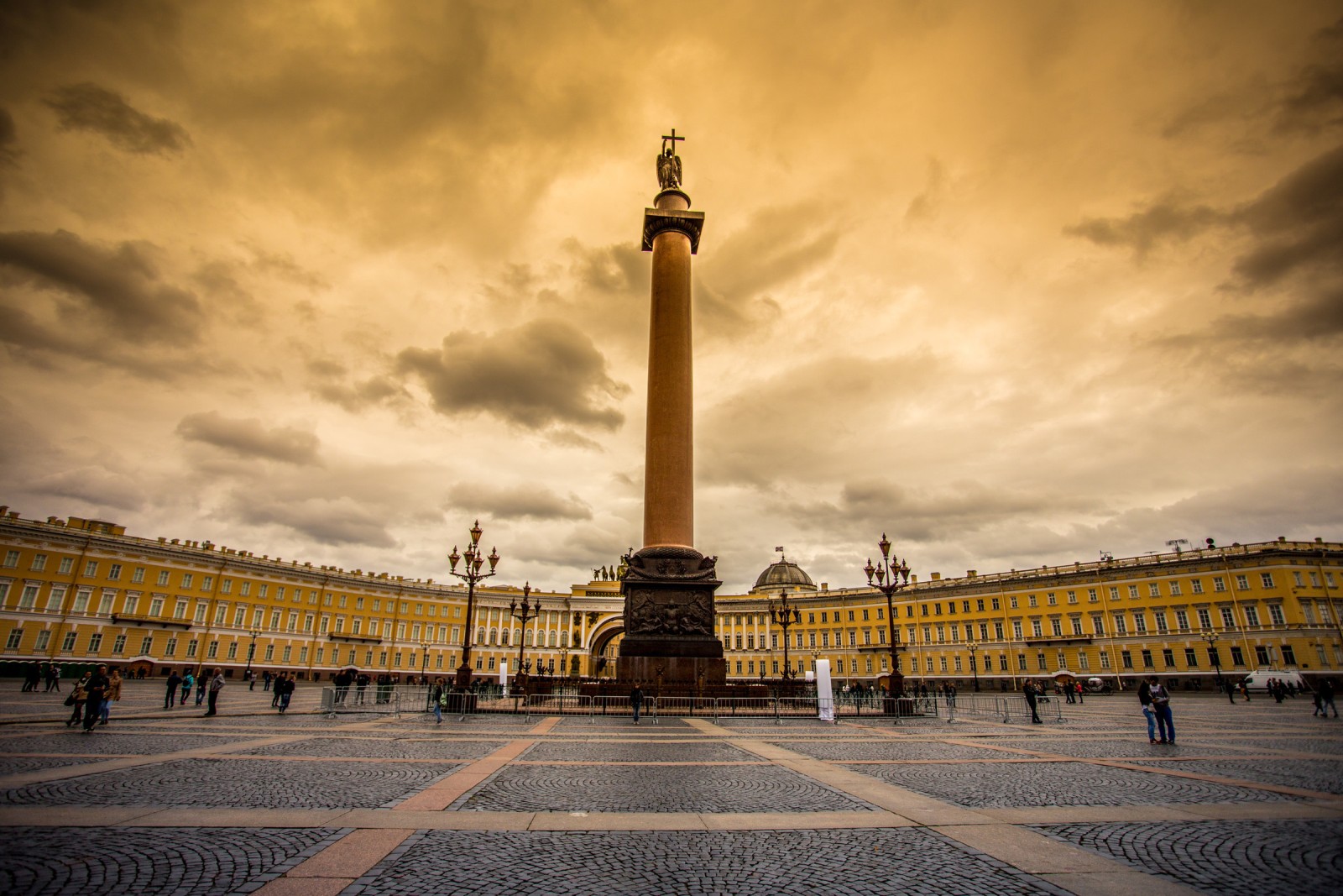 Александровская колонна Дворцовой площади в Санкт-Петербурге