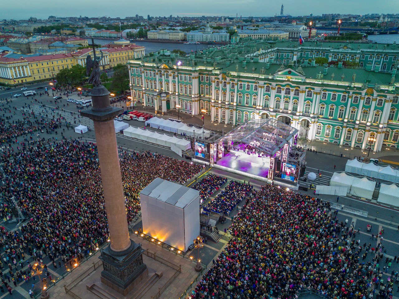 Празднование Дня города на Дворцовой площади в Санкт-Петербурге