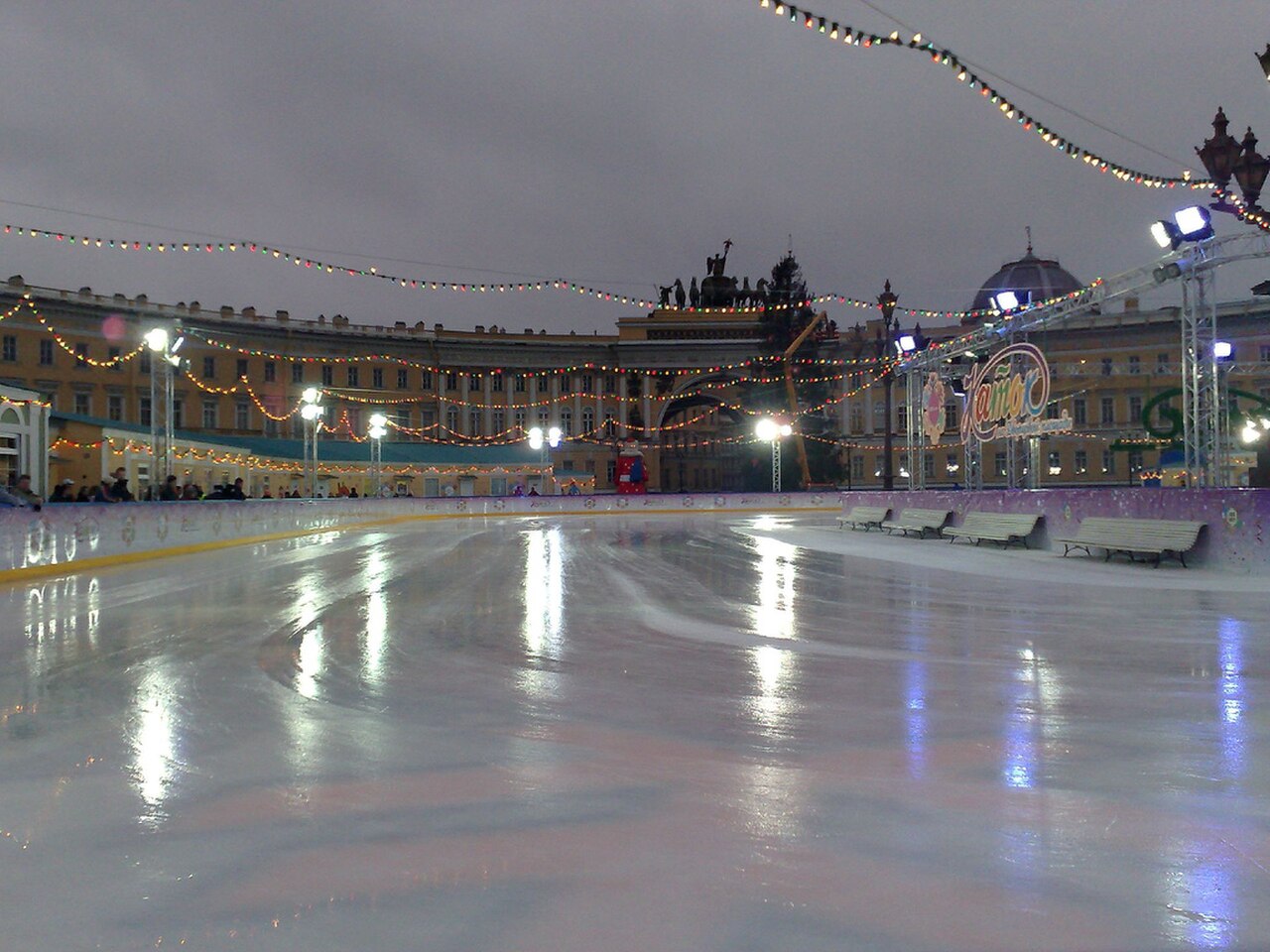 Искусственный каток на Дворцовой площади в Санкт-Петербурге
