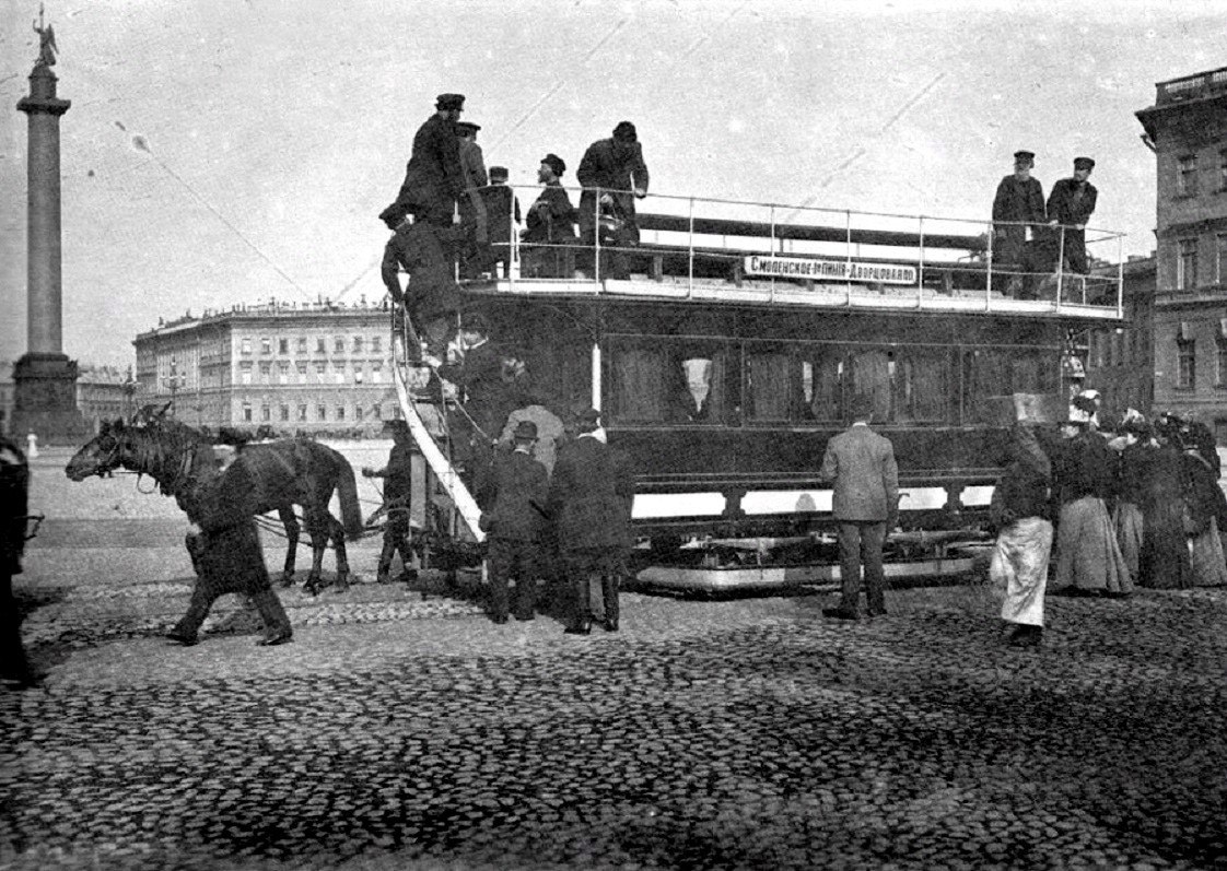 Остановка конки у Дворцовой площади, фотография К. Булла, 1900-1911 гг.