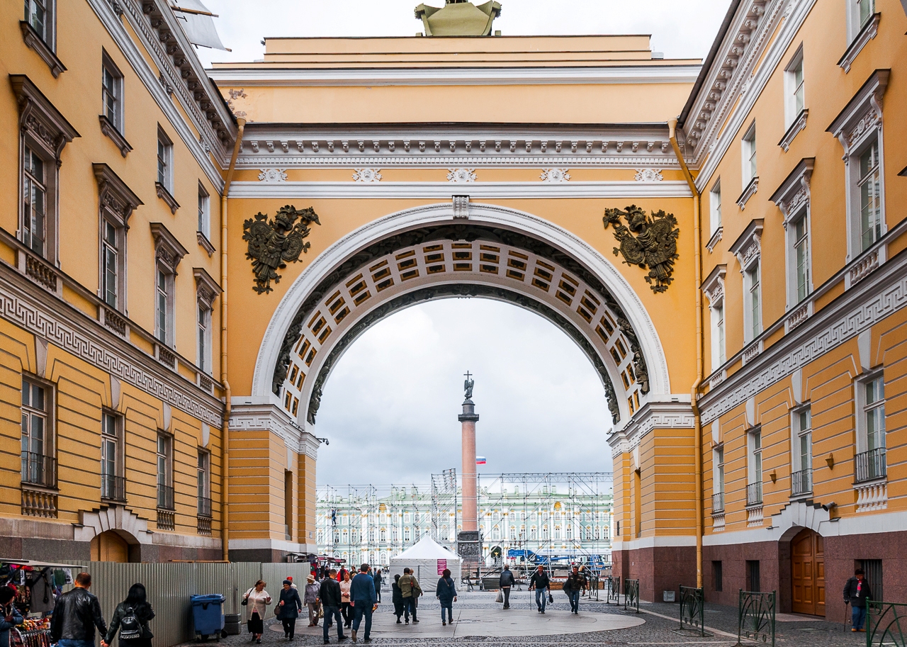 Триумфальная арка Дворцовой площади в Санкт-Петербурге