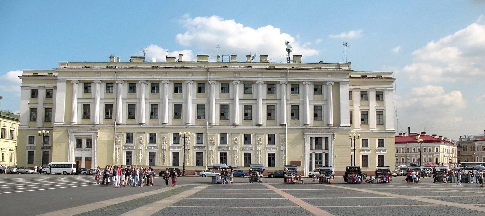 Здание штаба Гвардейского корпуса Дворцовой площади в Санкт-Петербурге