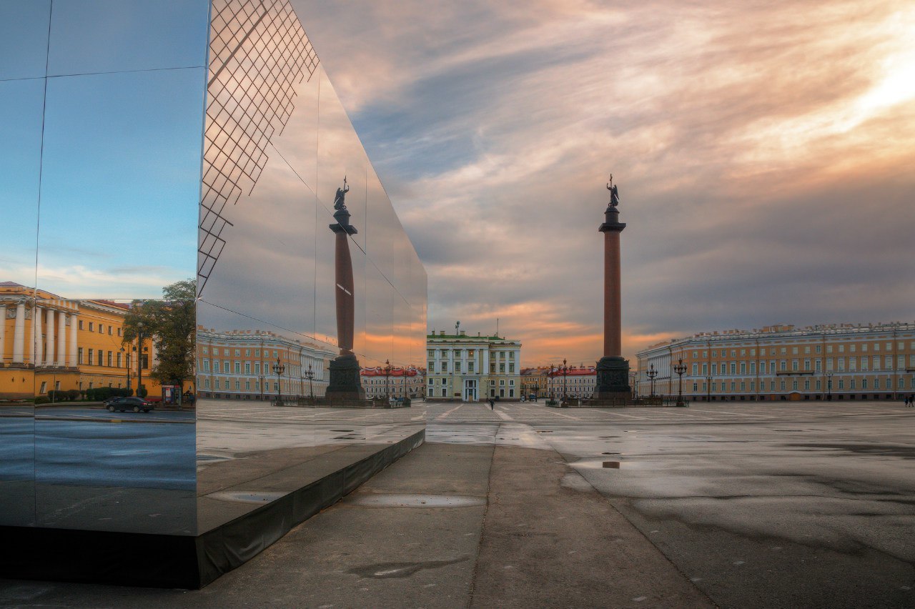 Зеркальный куб на Дворцовой площади в Санкт-Петербурге