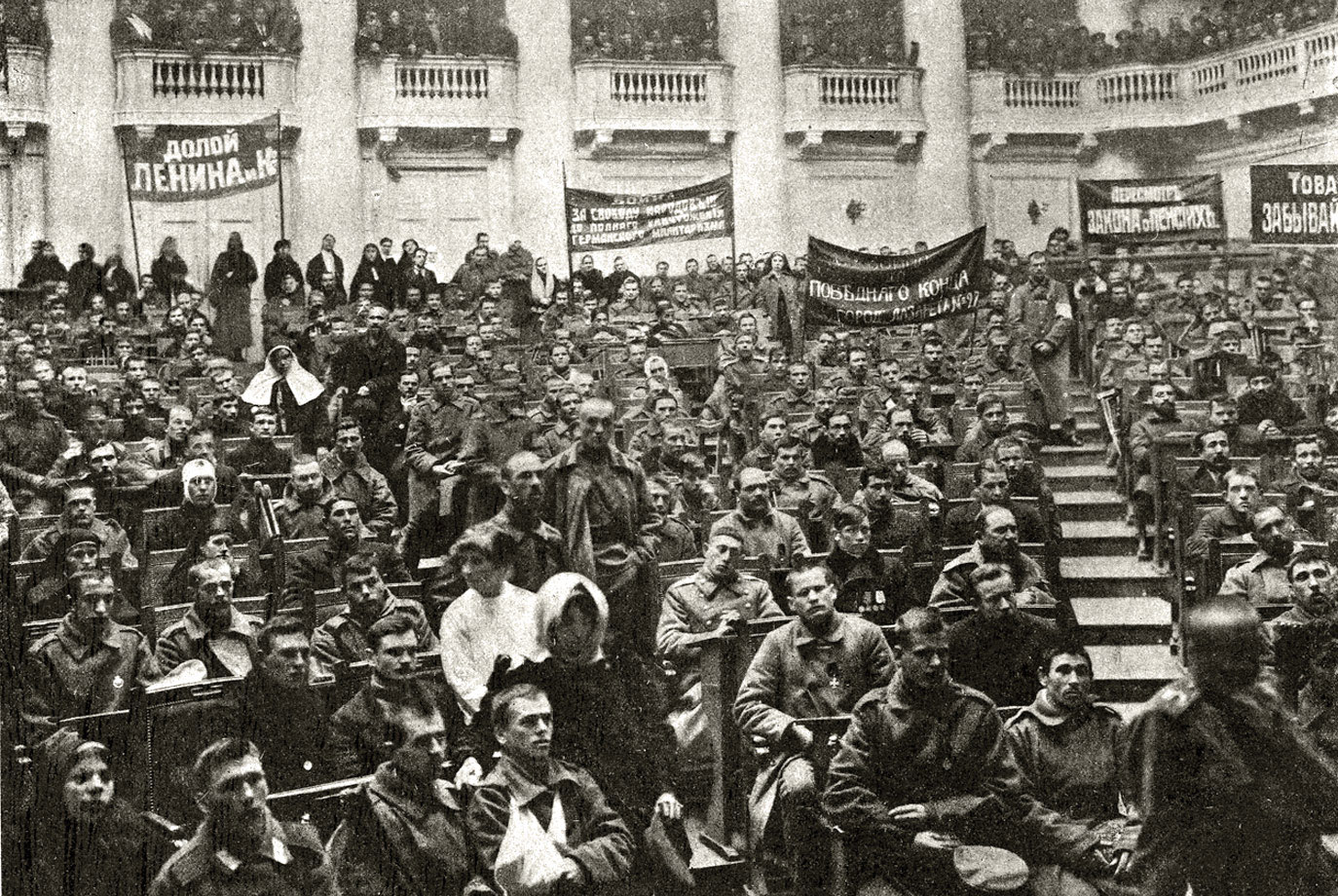 Зал заседаний Государственной думы в Таврическом дворце в Санкт-Петербурге, фотография 1917 года