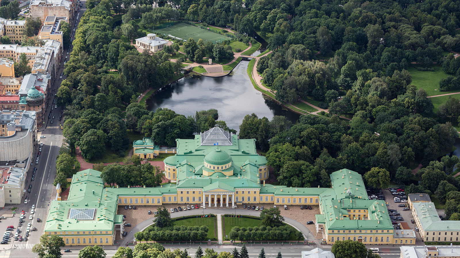 Вид Таврического дворца в Санкт-Петербурге сверху