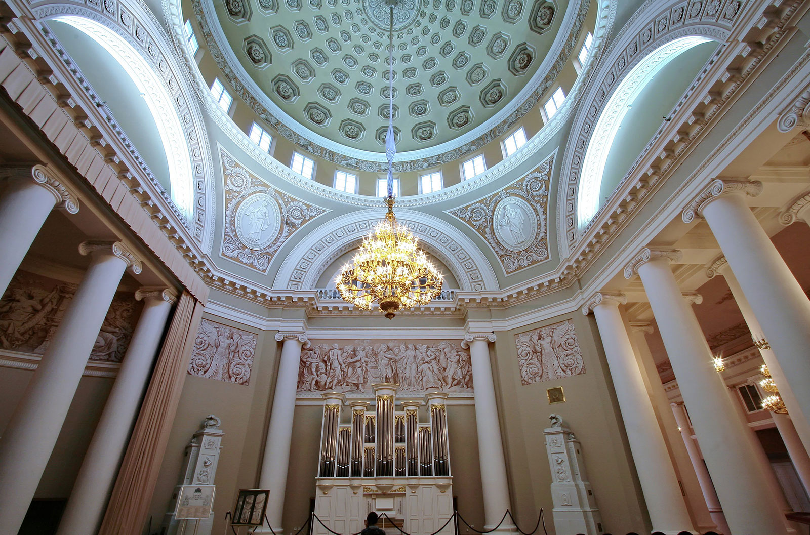 Купольный зал в Таврическом дворце в Санкт-Петербурге