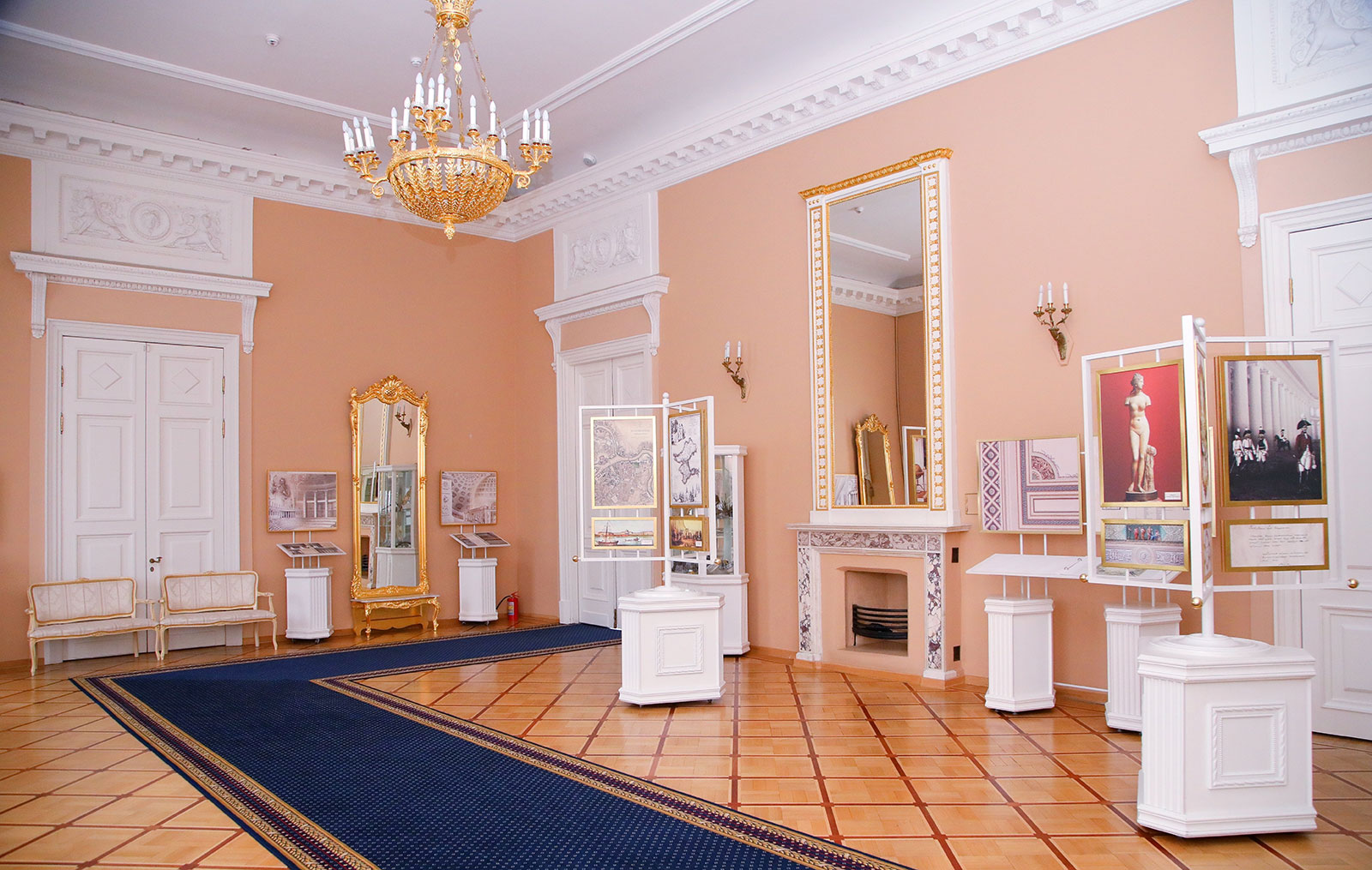 Бежевый зал в Таврическом дворце в Санкт-Петербурге