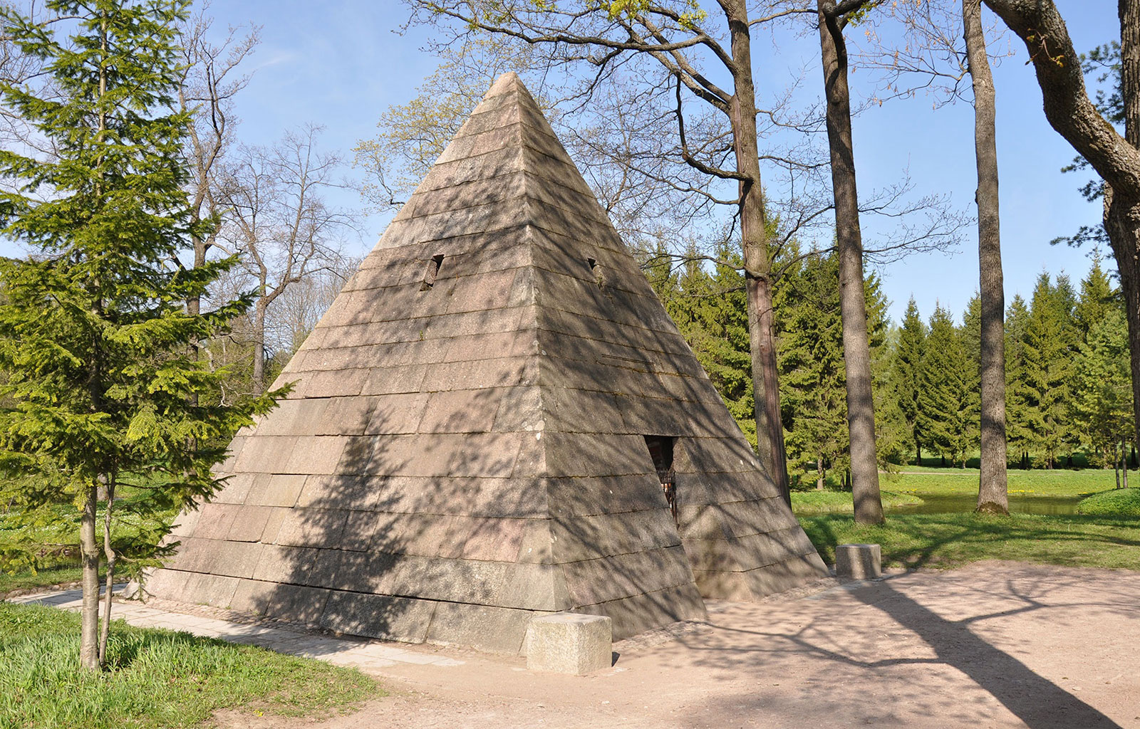 Пирамида в Екатерининском парке в Царском Селе