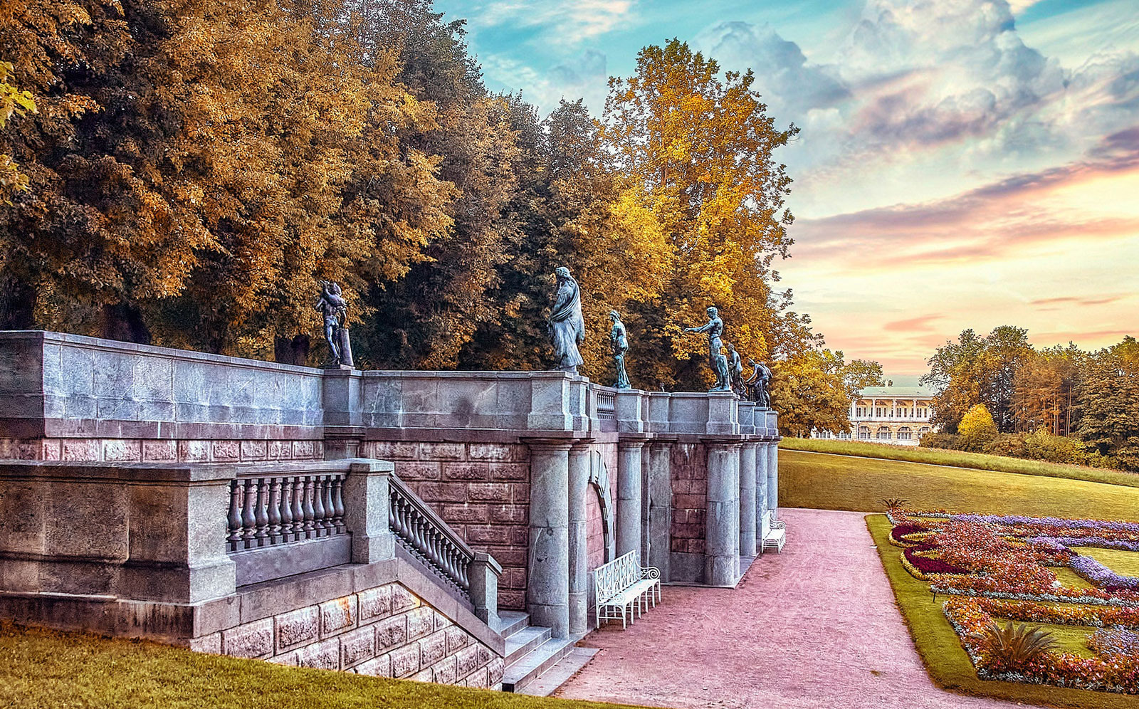 Гранитная терраса («терраса Руска») со статуями в Екатерининском парке
