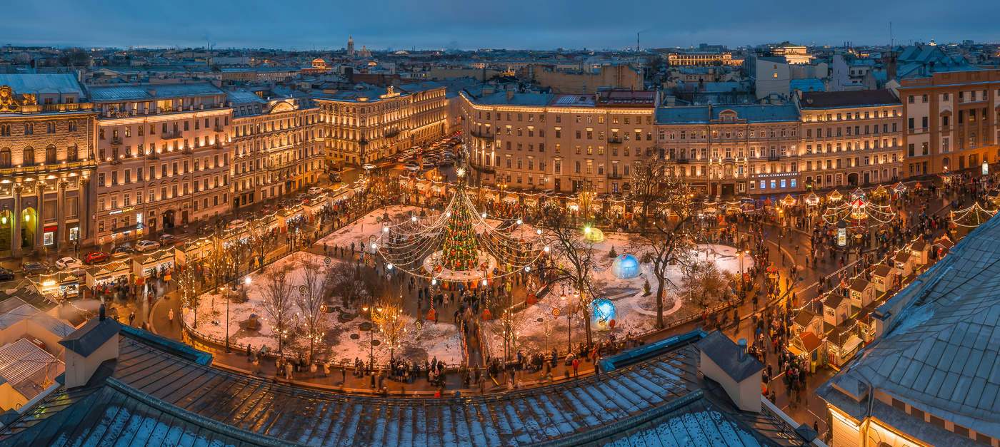 Главная городская ярмарка на Манежной площади в Санкт-Петербурге