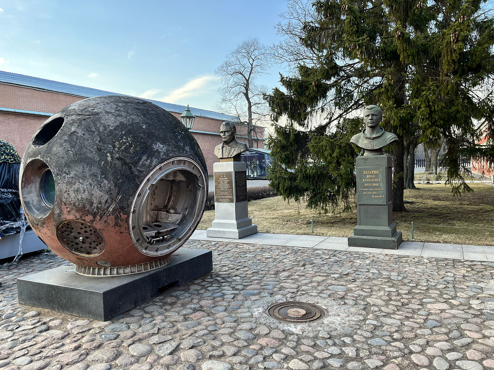 Памятник Гагарину и Королеву на территории Петропавловской крепости