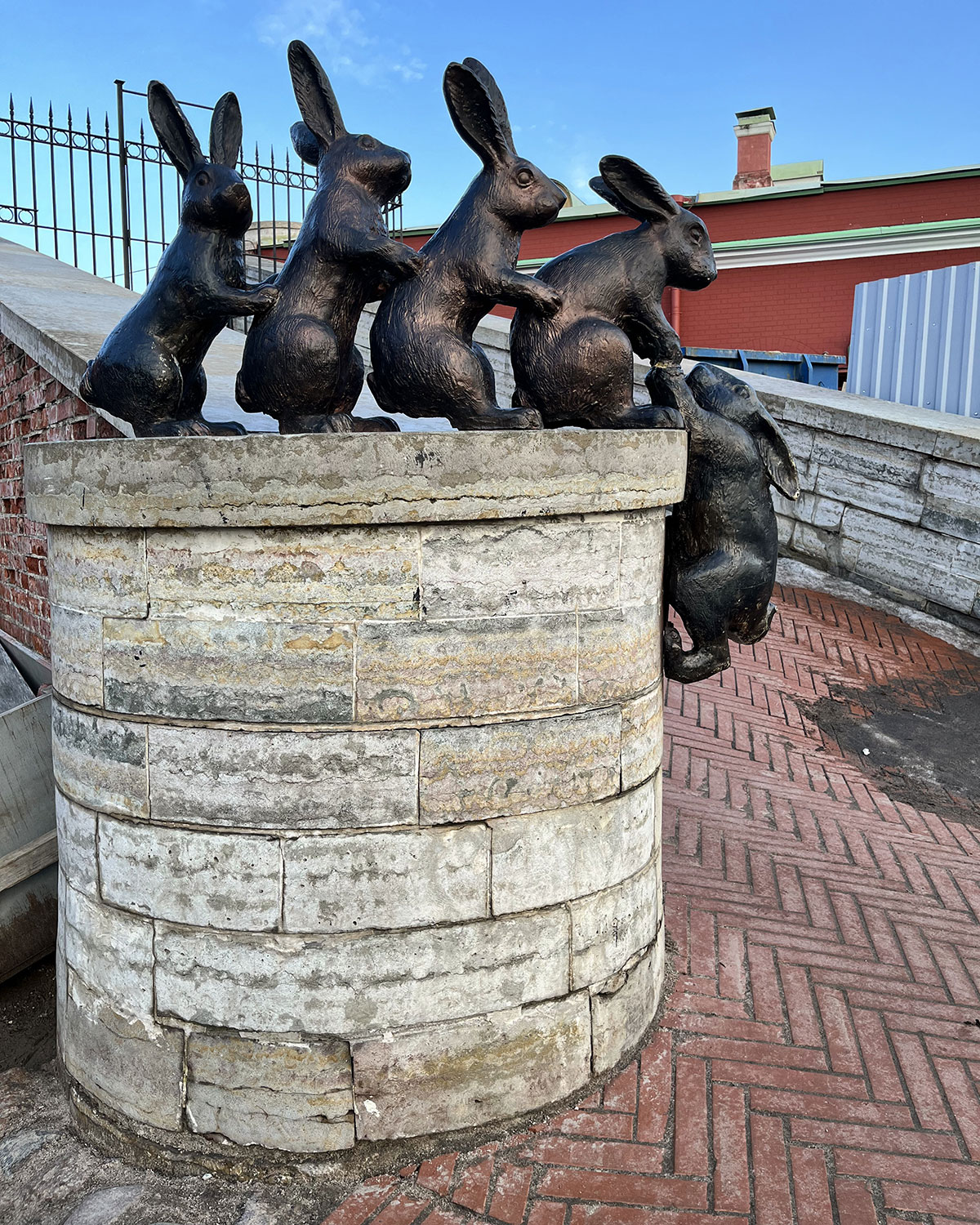 Скульптура зайцев спасающихся от наводнения на территории Петропавловской крепости