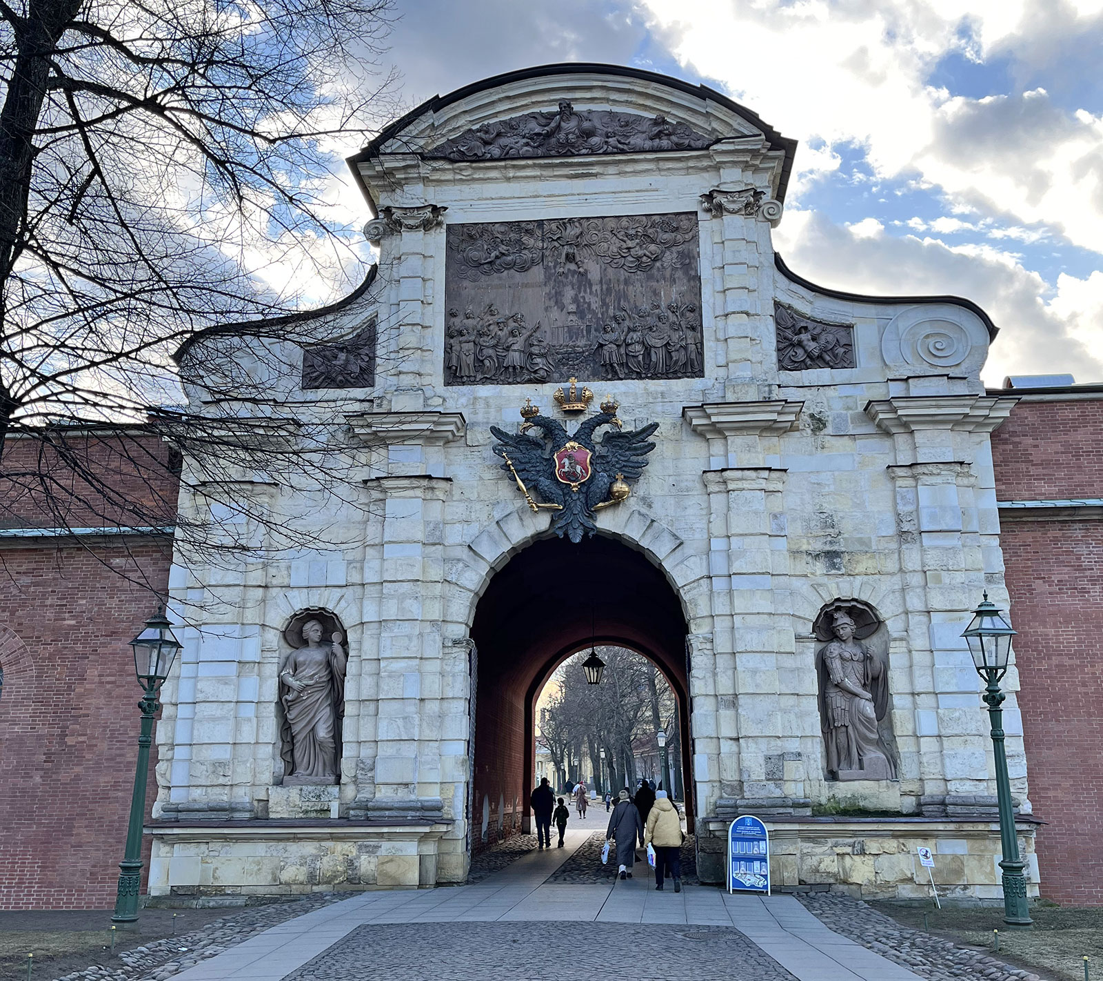 Петровские ворота Петропавловской крепости в Санкт-Петербурге