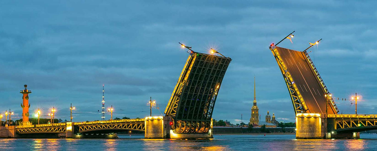 Дворцовый мост в Санкт-Петербурге вечером