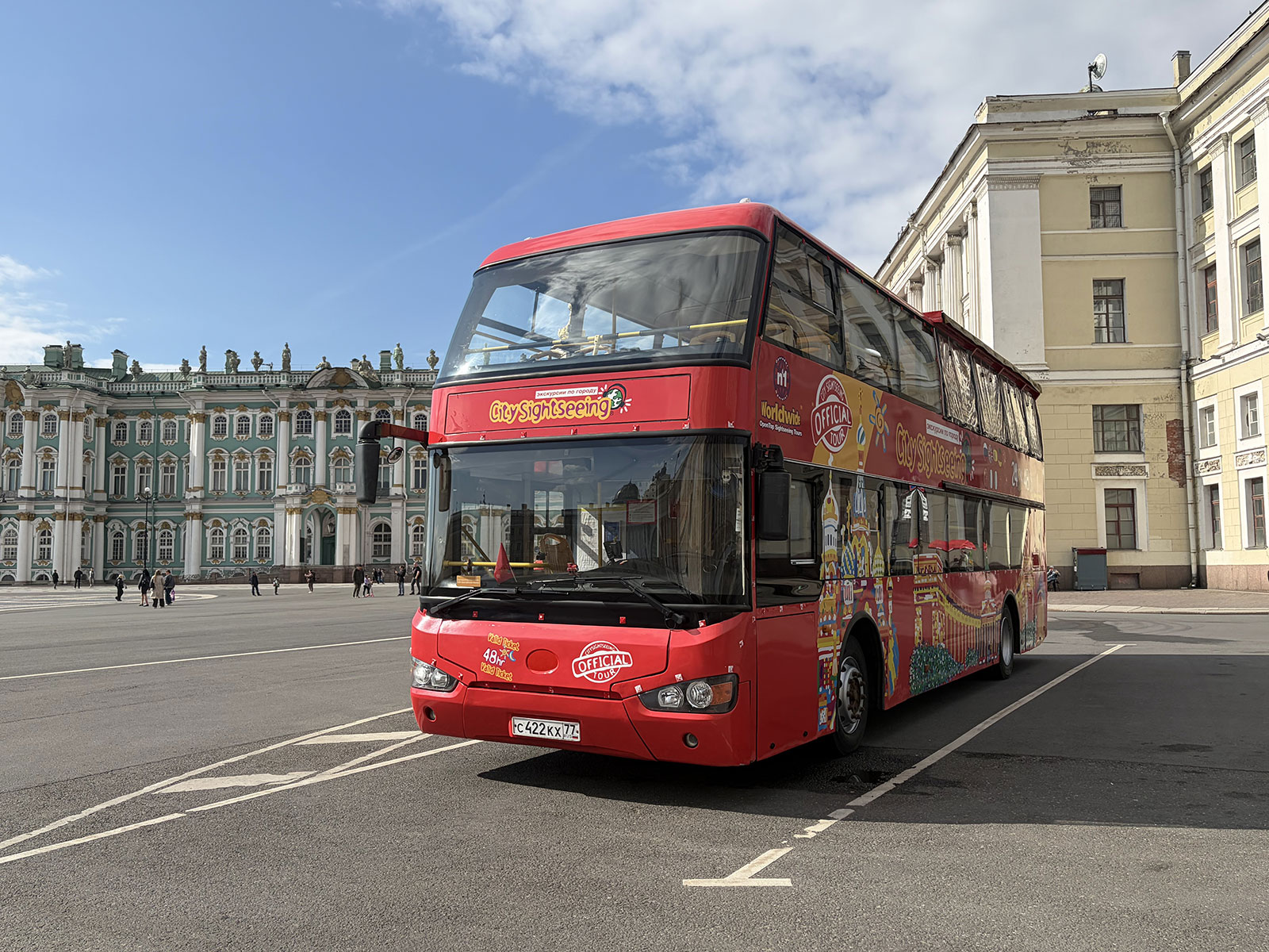 Красный двухэтажный автобус в Санкт-Петербурге