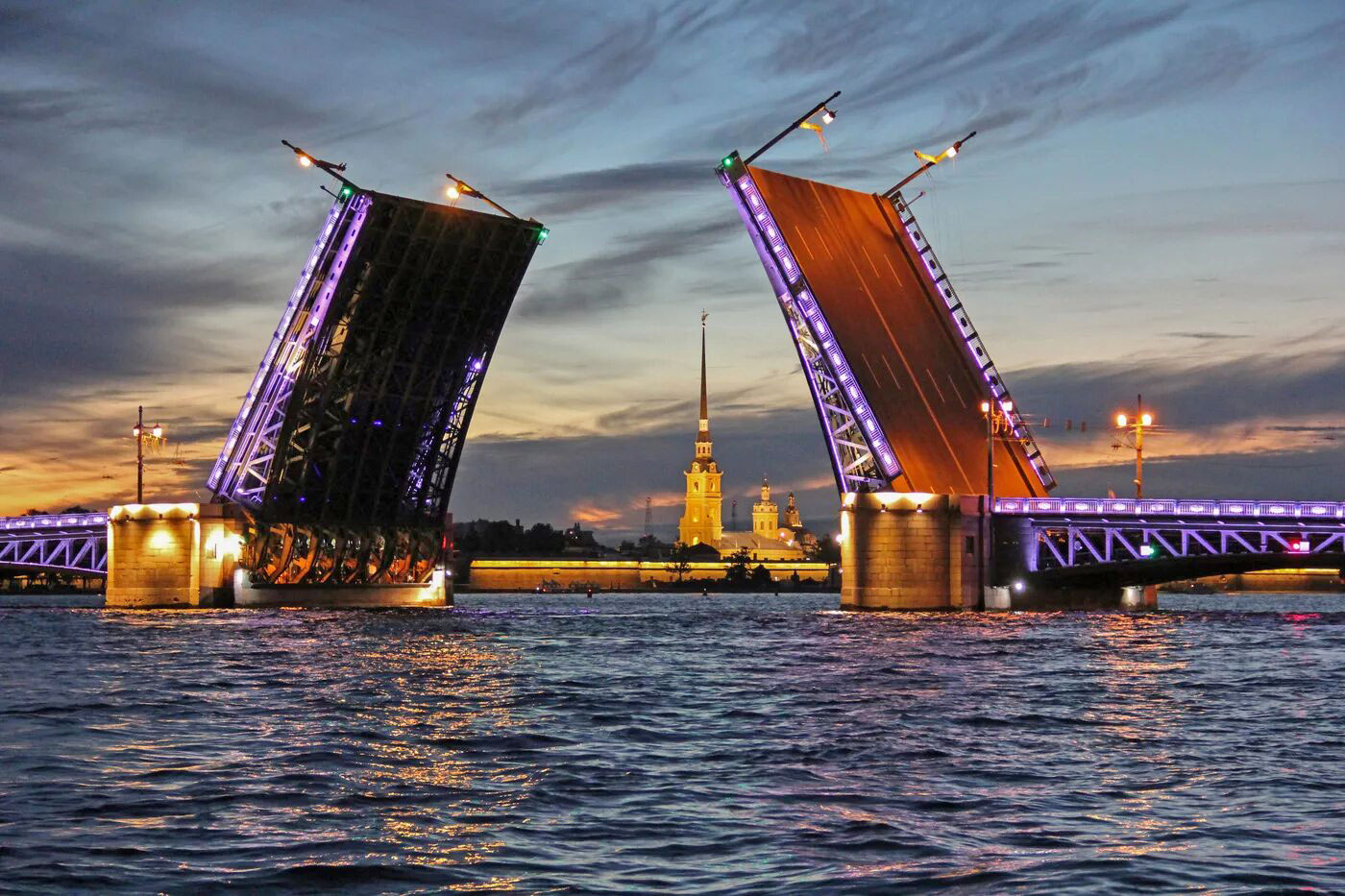 Дворцовый мост в Санкт-Петербурге