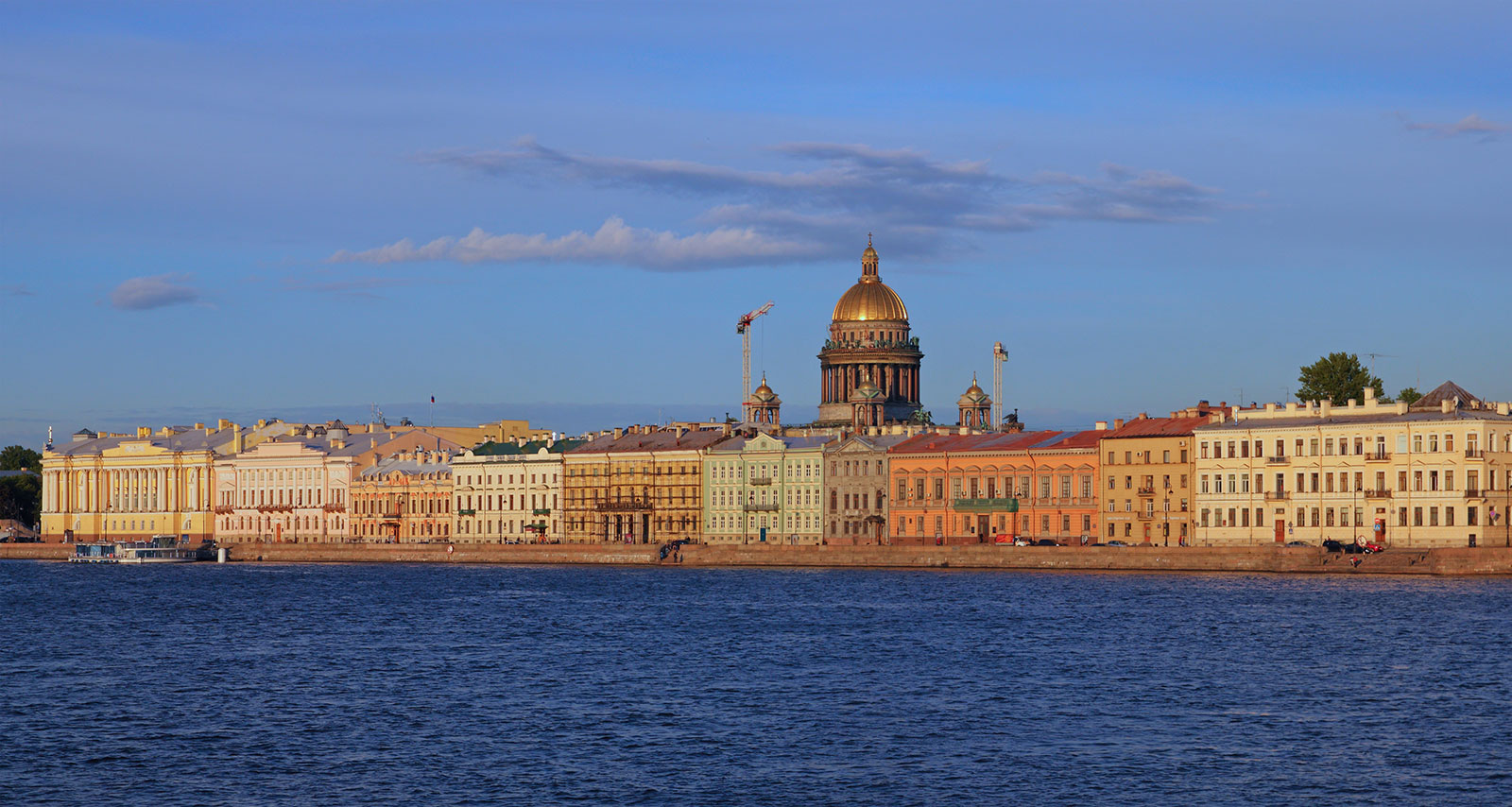 Английская набережная в Санкт-Петербурге