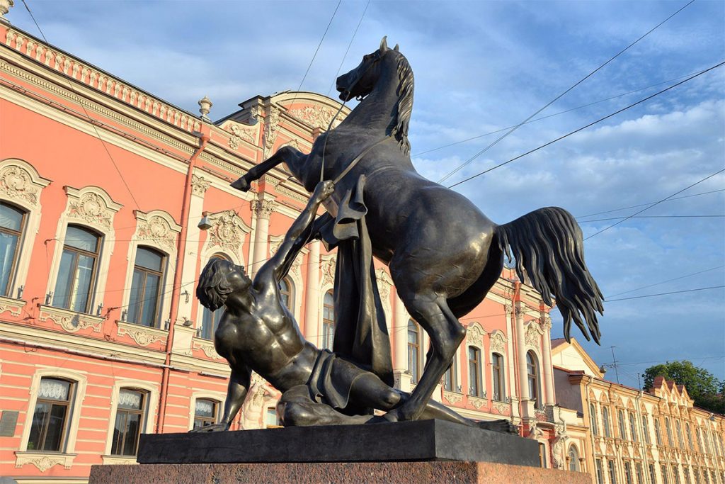 Вторая группа «Юноша, поверженный конём» ансамбля Петра Клодта «Укрощение коня человеком» на Аничковом мосту