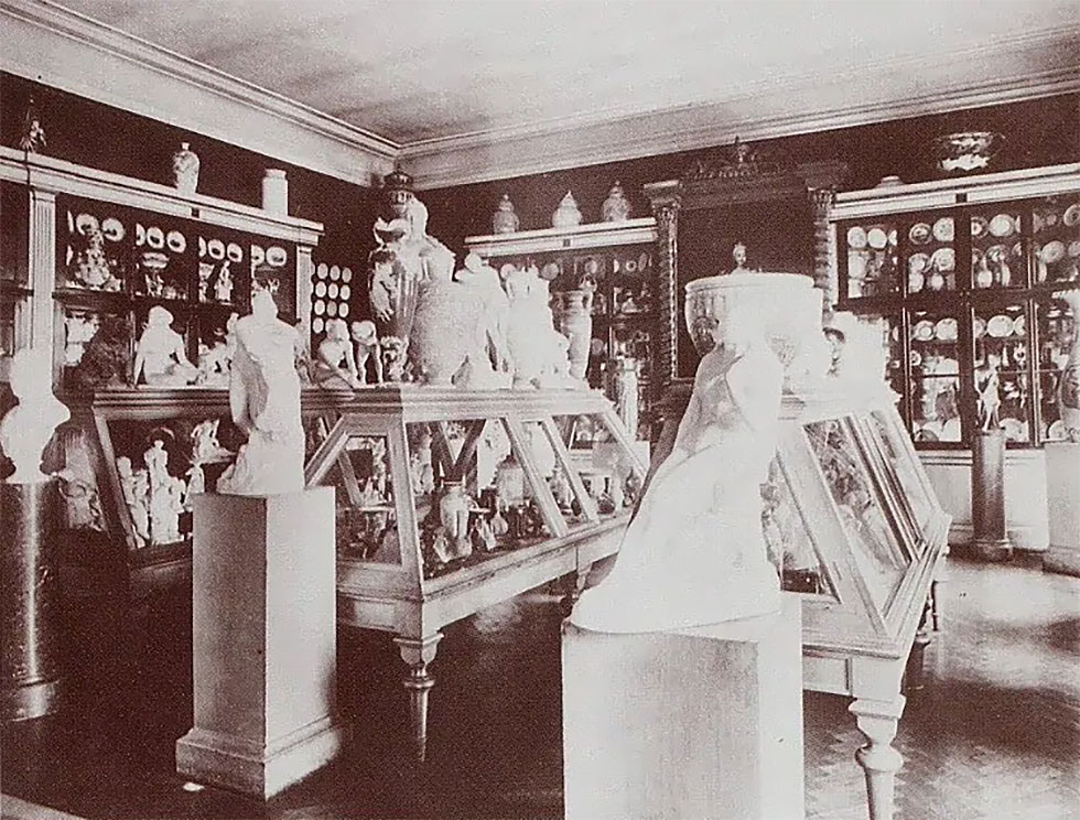 В заводском музее Императорского фарфорового завода, 1900-1914 год