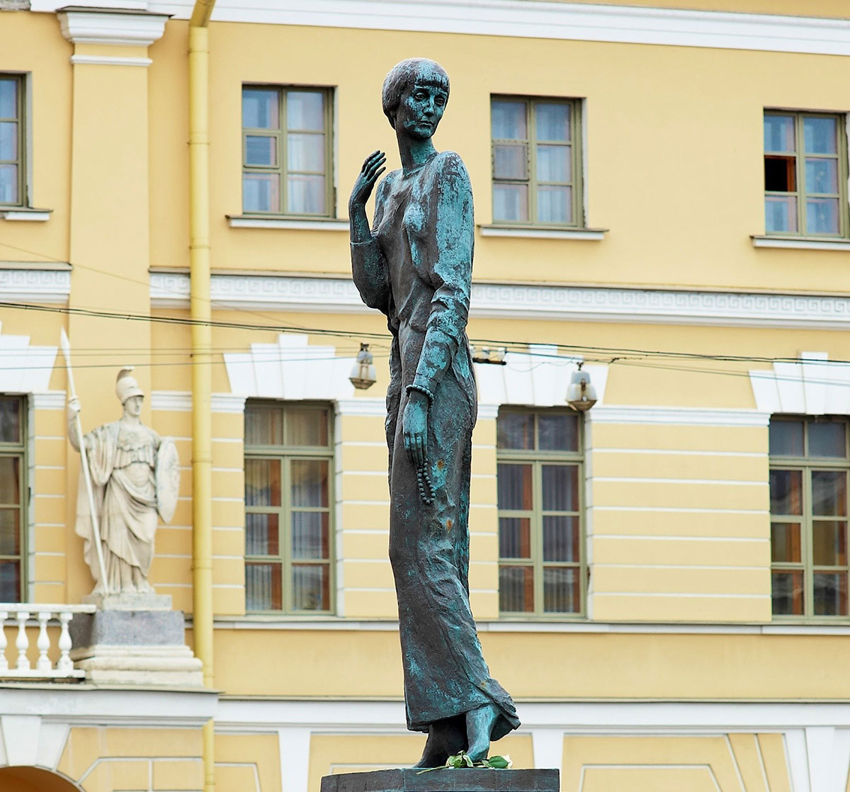 Памятник Анне Ахматовой в Санкт-Петербурге возле тюрьмы Кресты