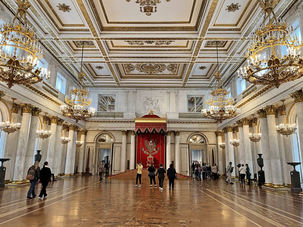 Тронный зал Зимнего дворца в Санкт-Петербурге
