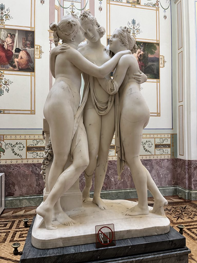 Скульптура Антонио Кановы «Три грации» в Эрмитаже