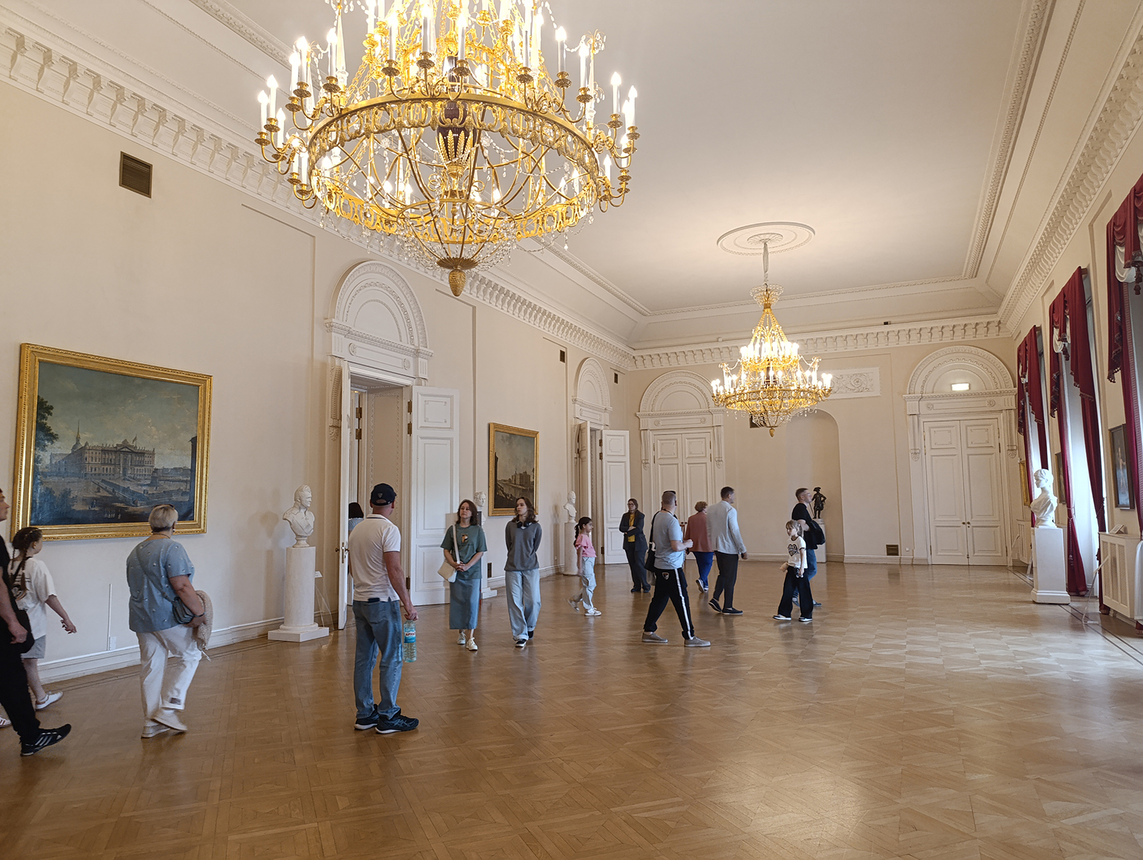 Общий столовый зал в Михайловском замке