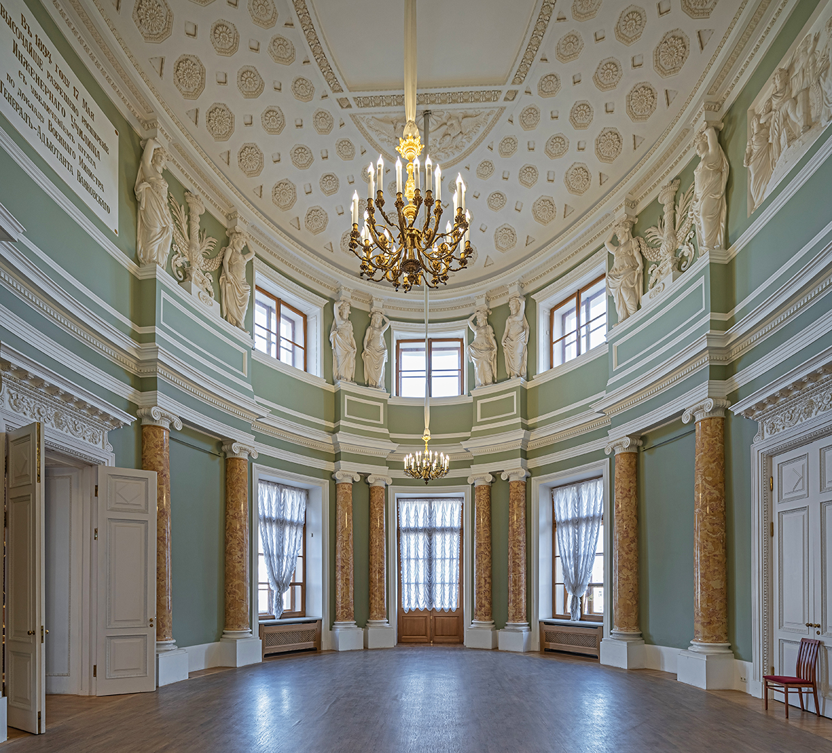 Овальный зал в Михайловском замке