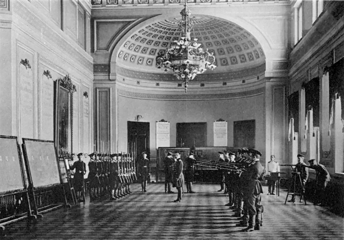 Строевые занятия в Михайловском замке, 1903 год