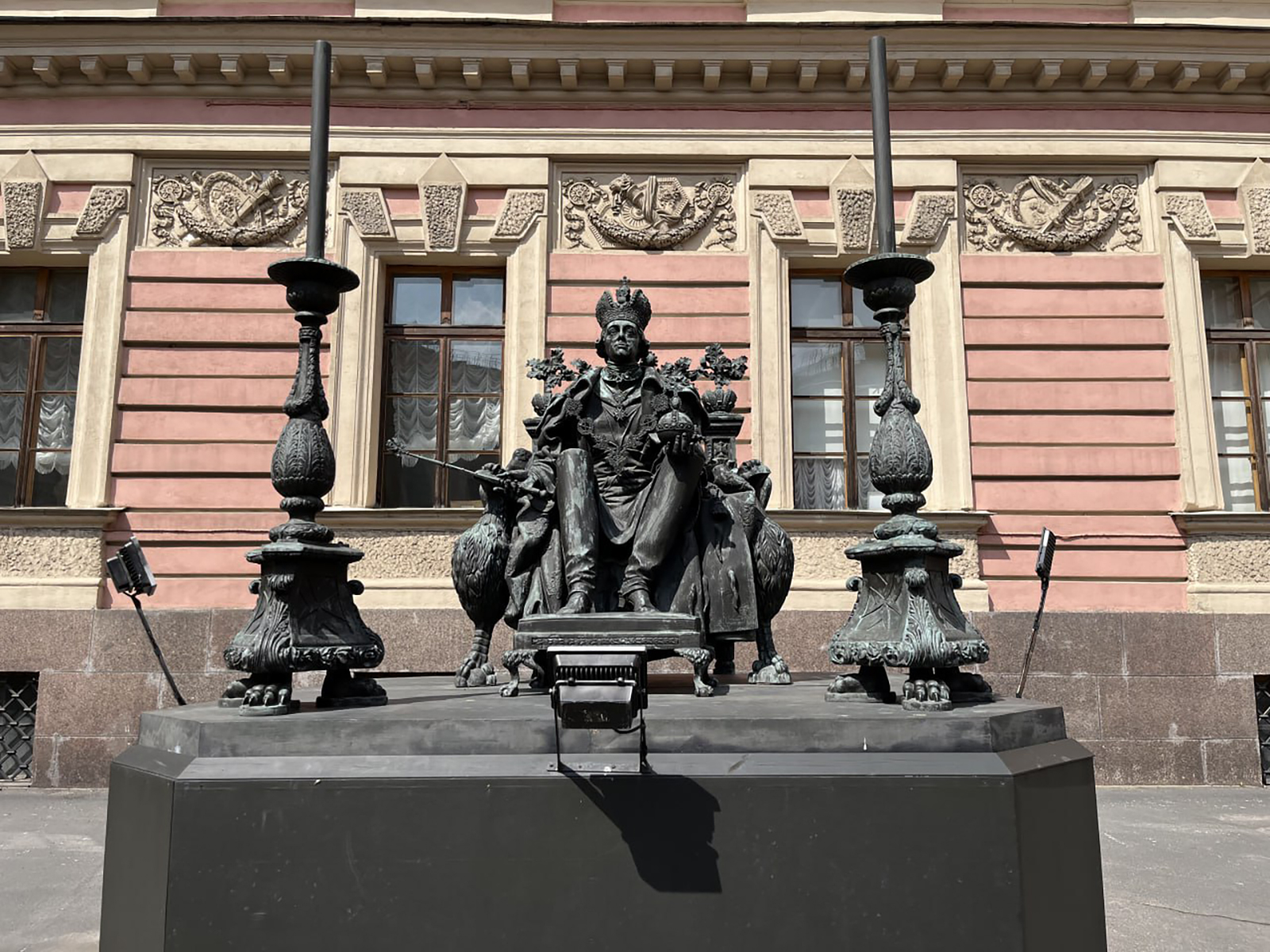 Памятник Павлу I во внутреннем дворе Михайловского замка, работы скульптора В. Э. Горевого, архитектор В. И. Наливайко (установлен в 2003 году)