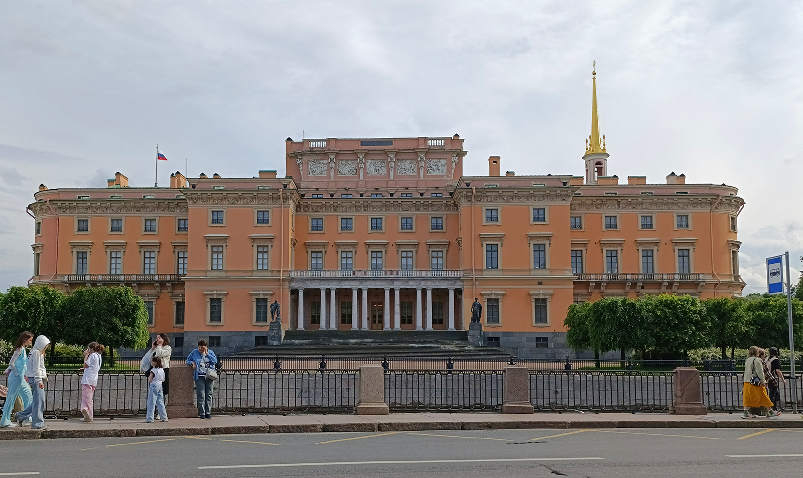 Вид со стороны Летнего сада (северный фасад) Михайловского замка