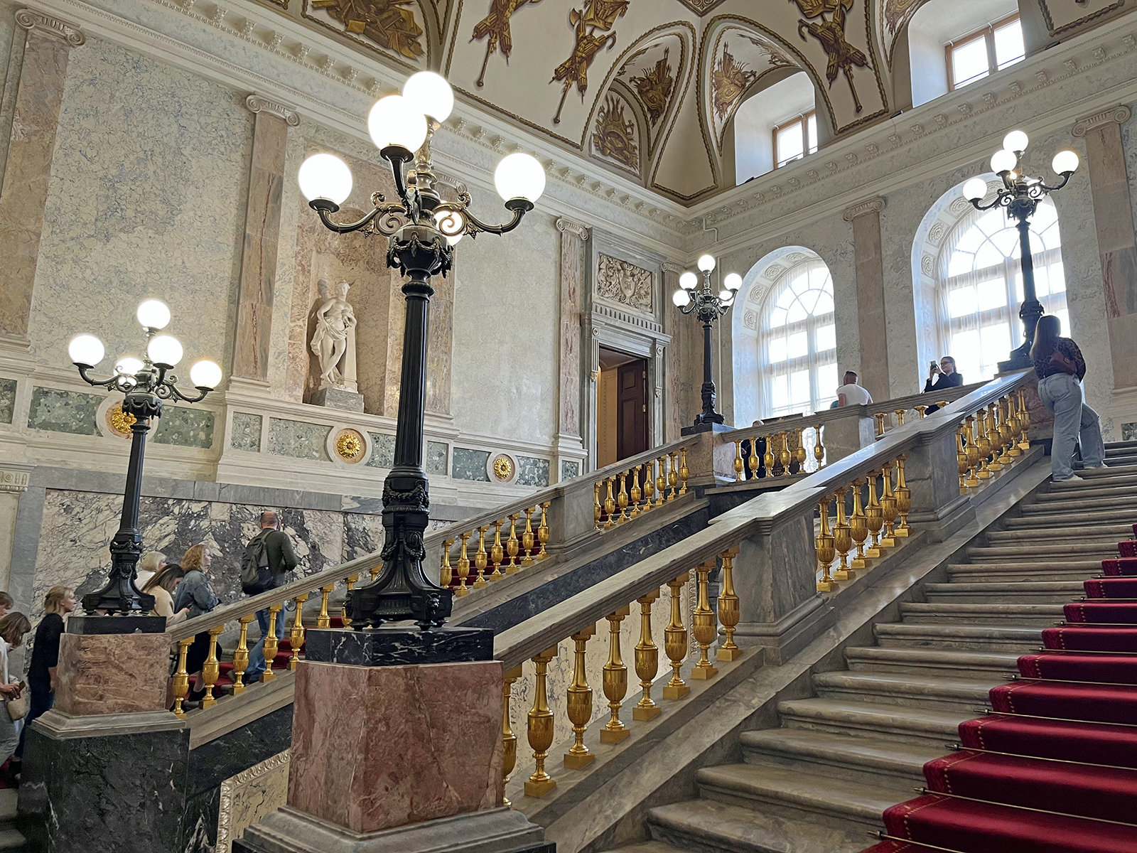 Парадная лестница Михайловского замка