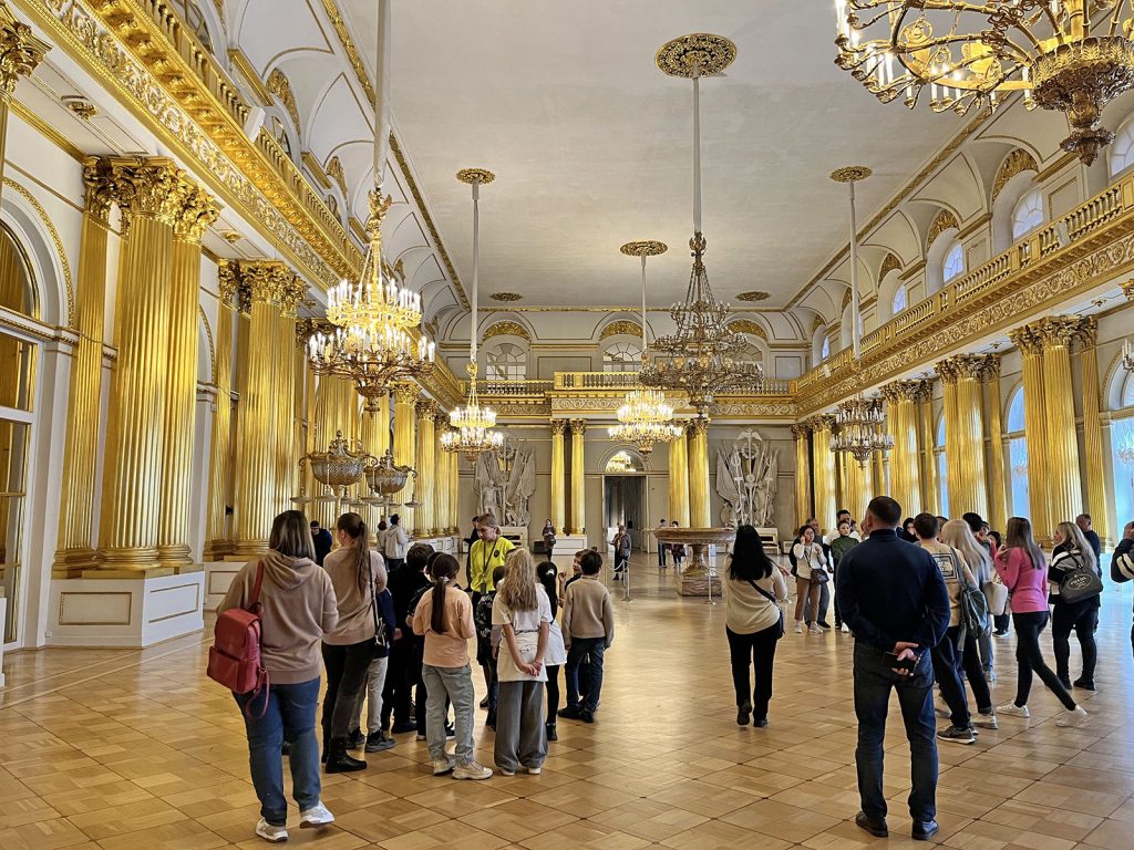 Зал Зимнего дворца в Санкт-Петербурге