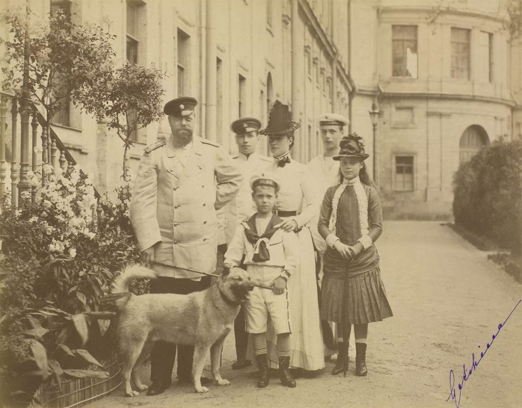 Александр III с семьёй у Гатчинского дворца, 1886 год