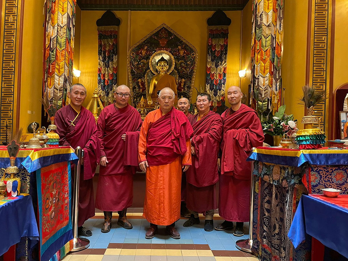 Ламы буддийского храма Дацан Гунзэчойнэй в Санкт-Петербурге