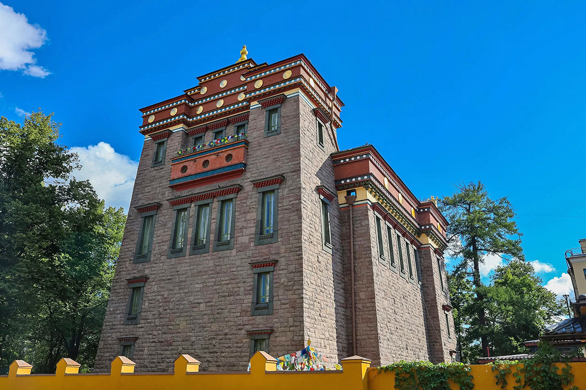 Буддийский храм Дацан Гунзэчойнэй в Санкт-Петербурге, вид сбоку