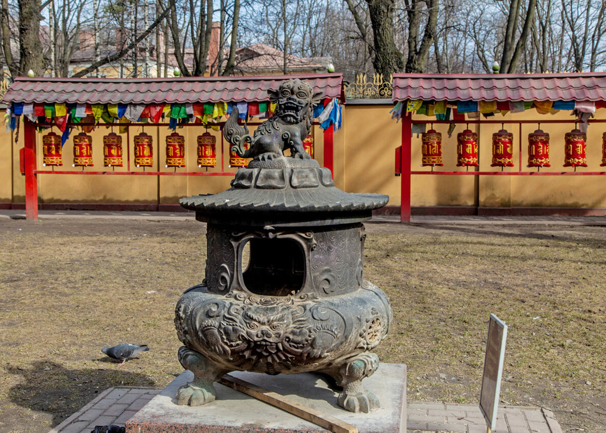 Бронзовая уличная курильница Байпур во дворе храма Дацан Гунзэчойнэй в Санкт-Петербурге