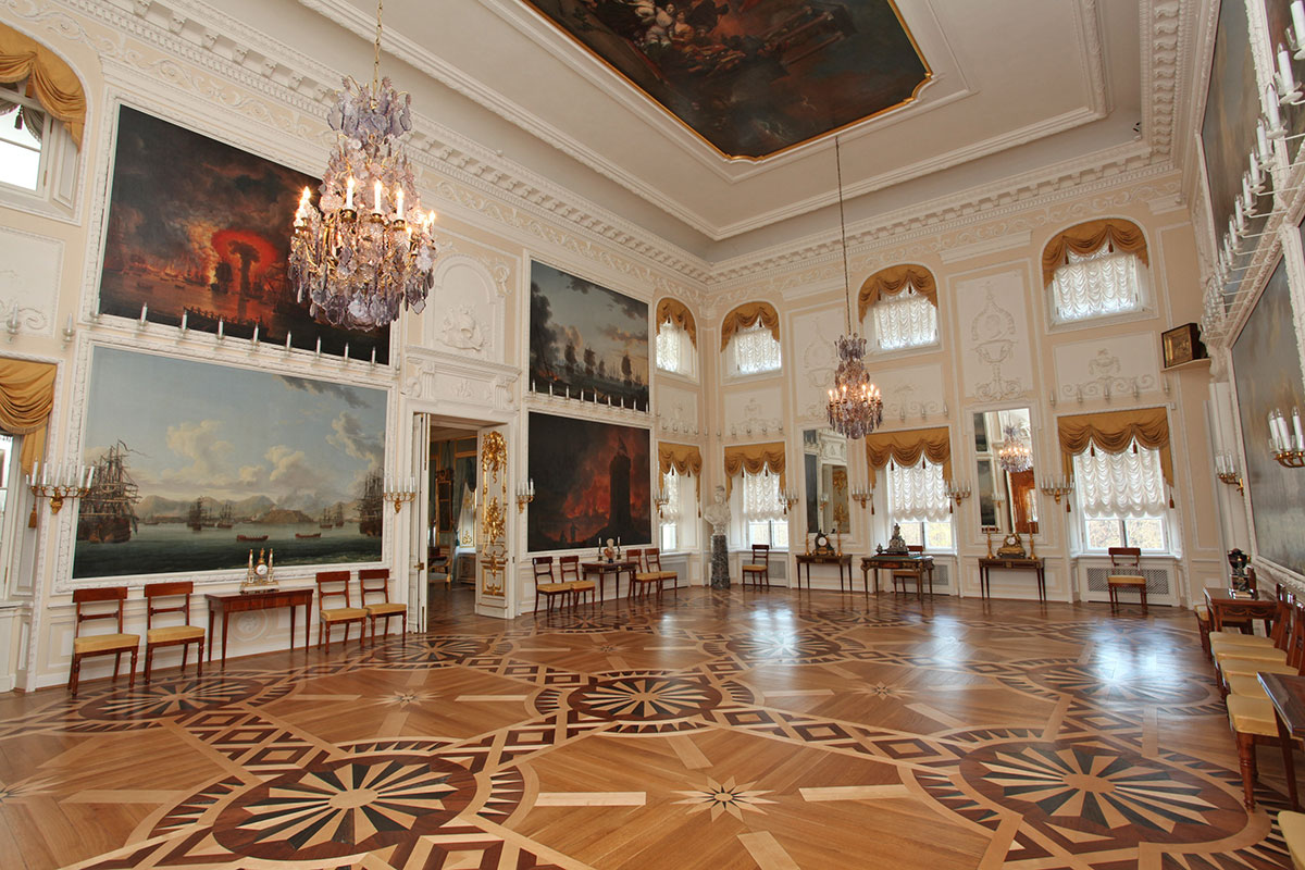 Чесменский зал (аванзал) в Большом Петергофском дворце