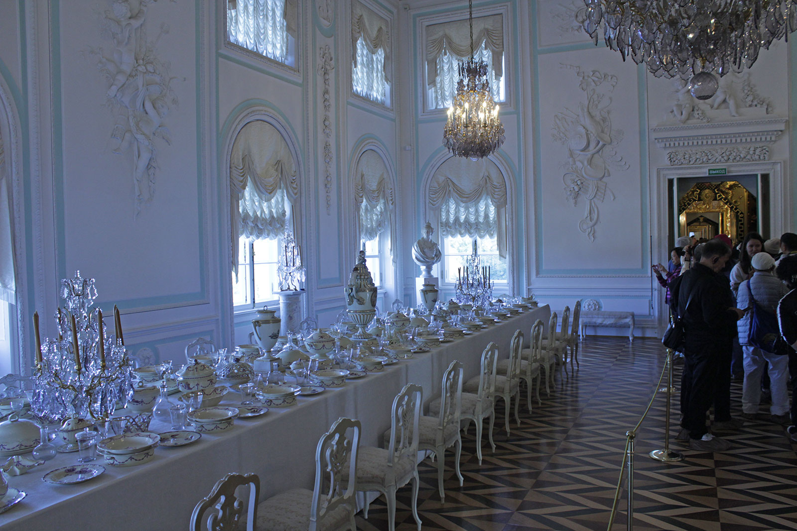 Белая столовая Петергофского дворца