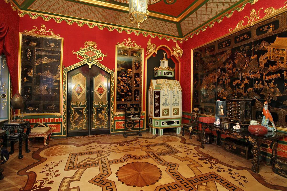 Белая столовая Петергофского дворца