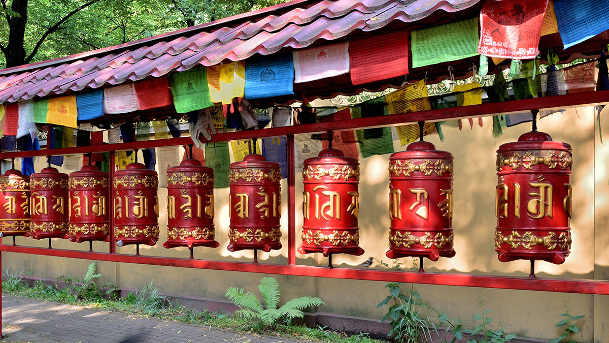 Молитвенные ритуальные барабаны во дворе храма Дацан Гунзэчойнэй в Санкт-Петербургев Санкт-Петербурге