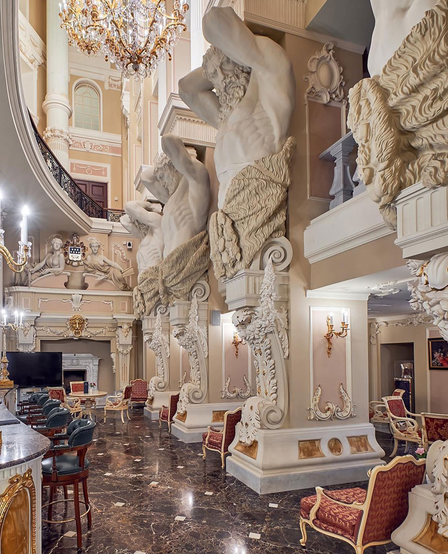 Атланты в доме Елисеевых на Мойке в Санкт-Петербурге