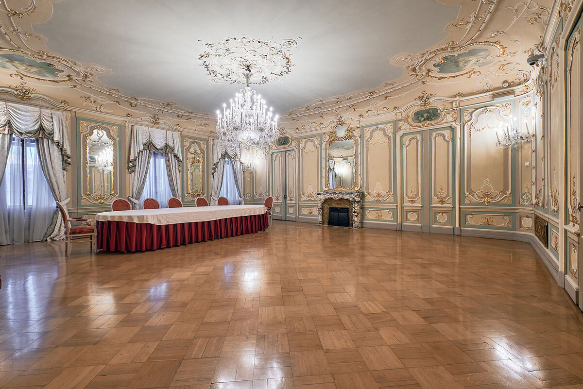 Золотая гостиная в доме Елисеевых на Мойке