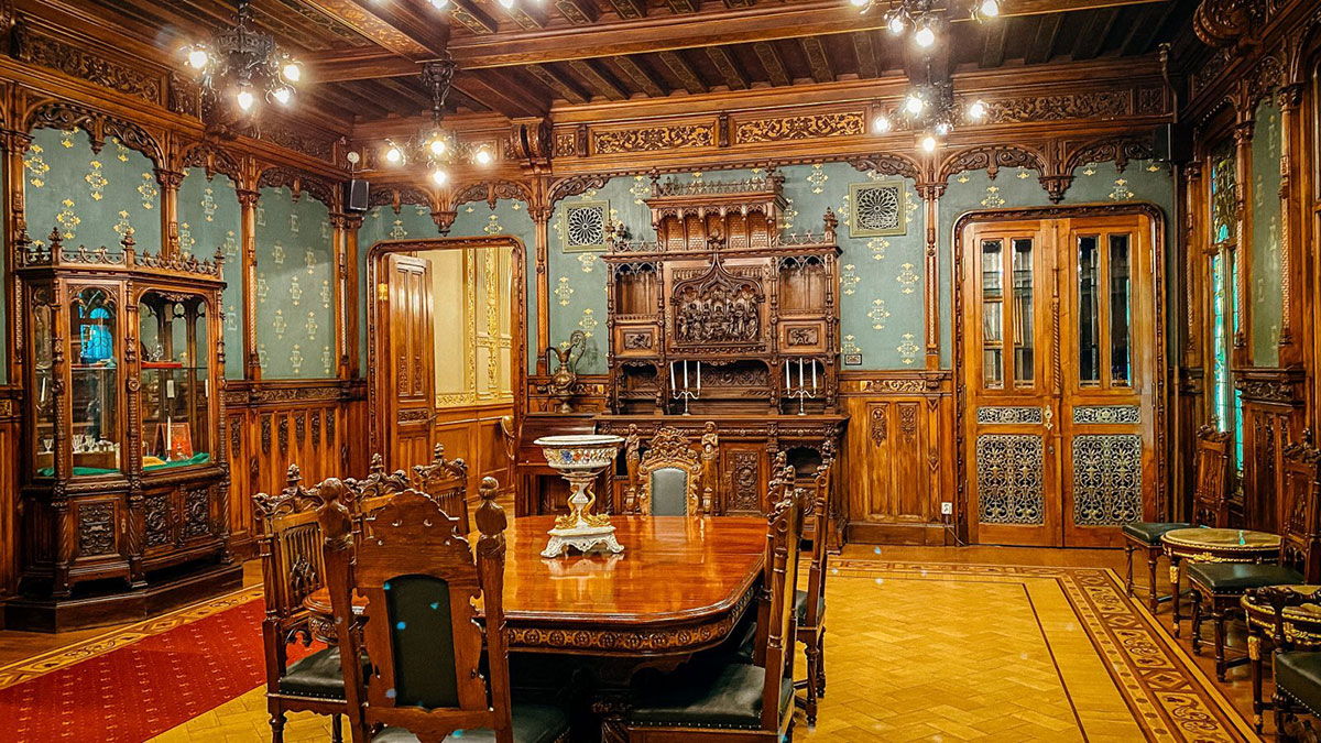 Ореховая гостиная дома купцов Елисеевых в Санкт-Петербурге