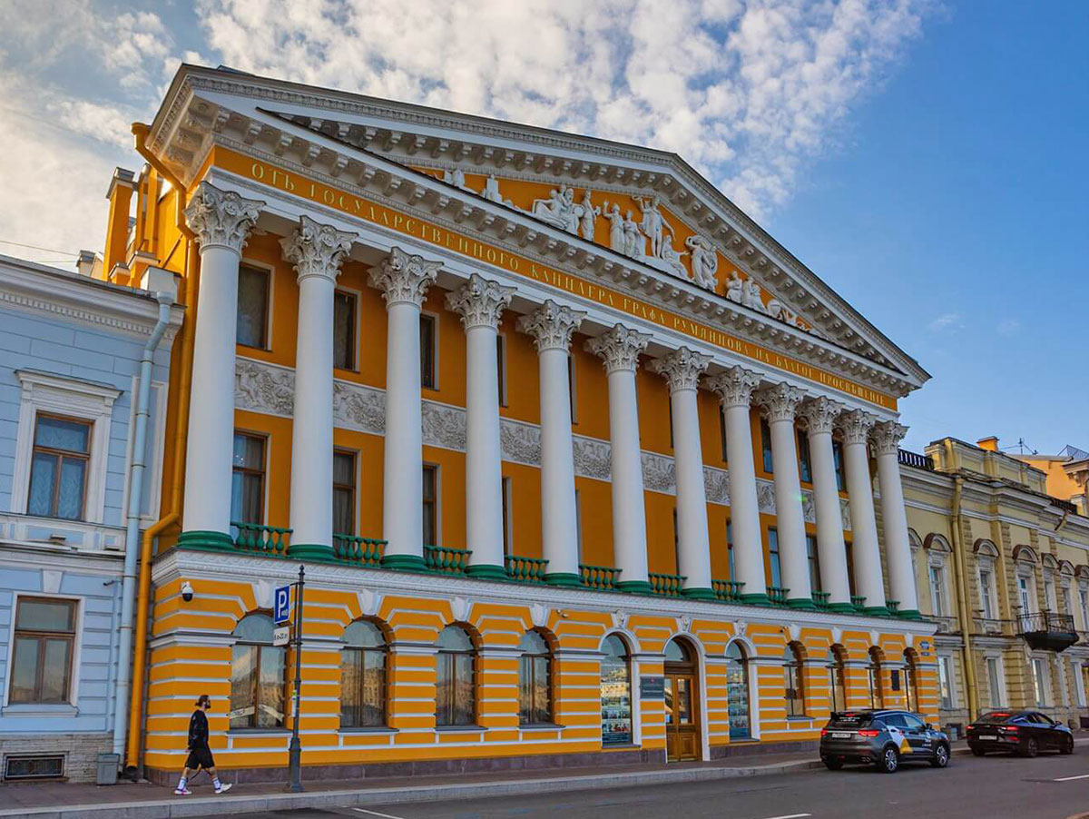 Главный вход в особняк Румянцева в Санкт-Петербурге