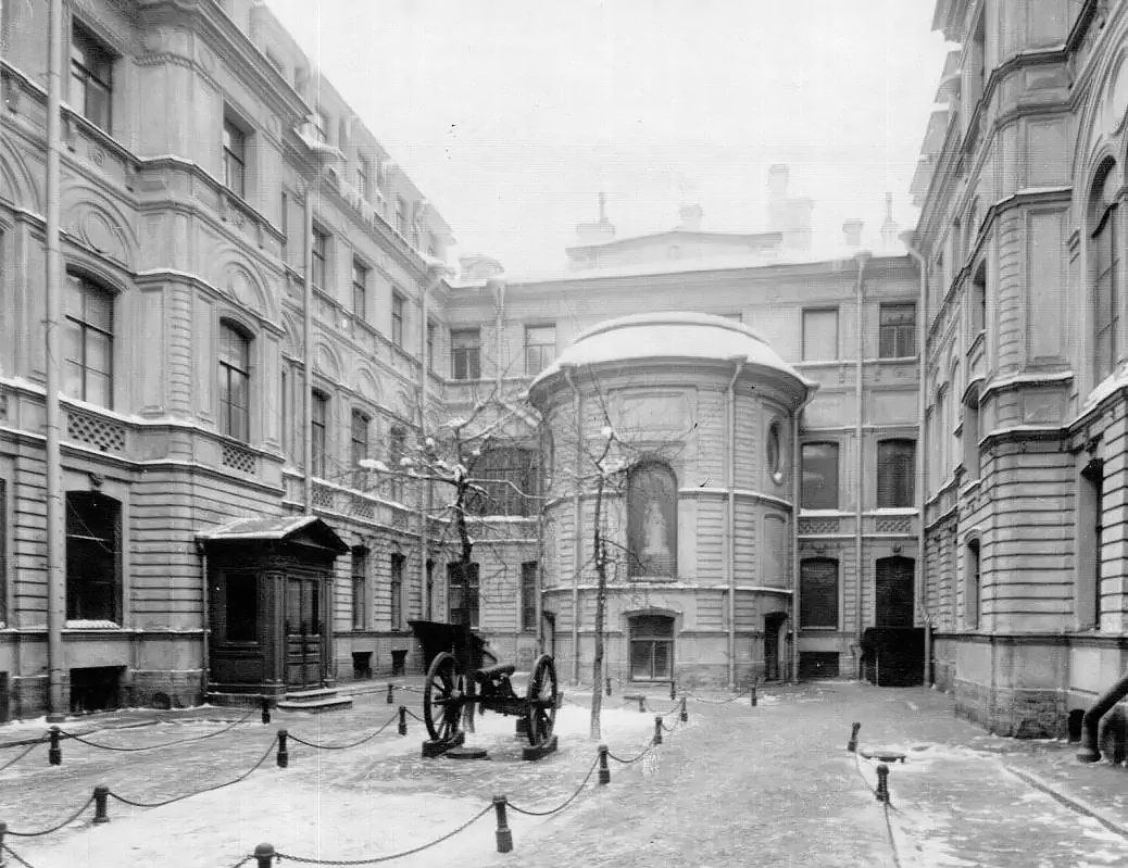 Вид дома князя Л. М. Кочубея со двора в Санкт-Петербурге, 1906 год